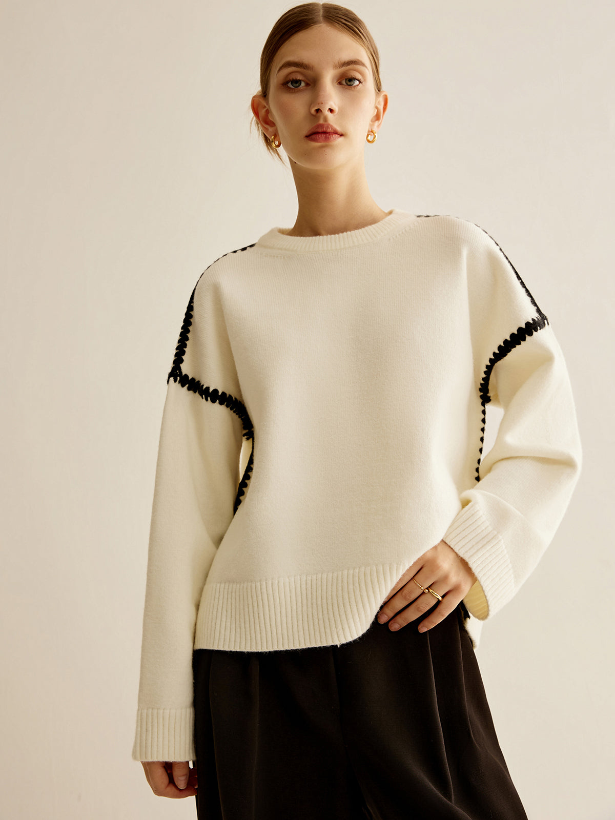 Tobias | Minimalistischer Pullover mit besticktem Saum