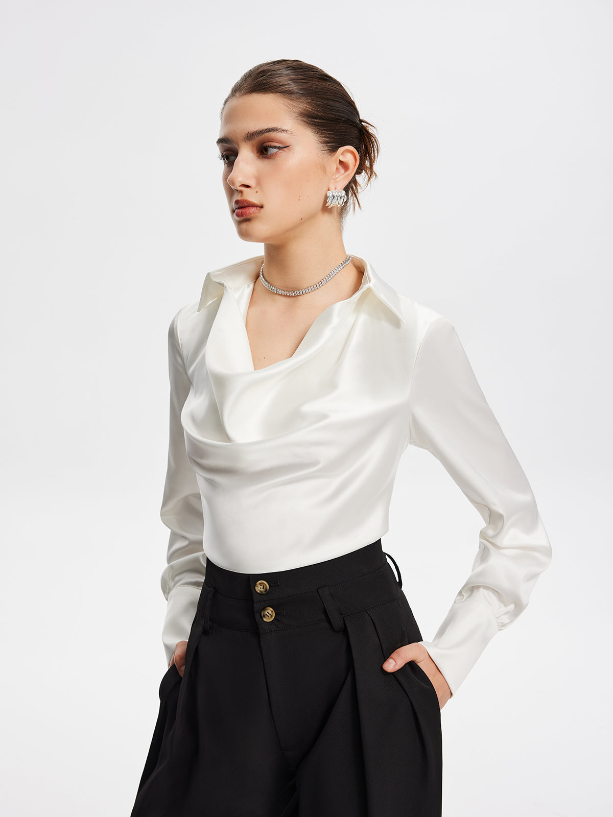 Clara | Faltenbluse mit V-Ausschnitt und langen Ärmeln