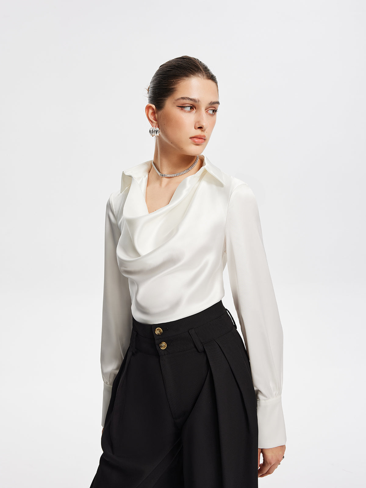 Clara | Faltenbluse mit V-Ausschnitt und langen Ärmeln