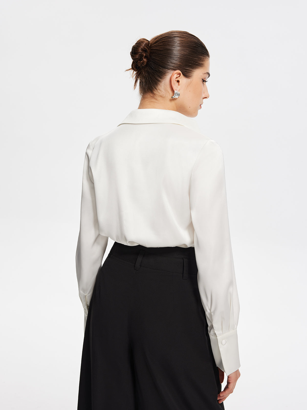 Clara | Faltenbluse mit V-Ausschnitt und langen Ärmeln