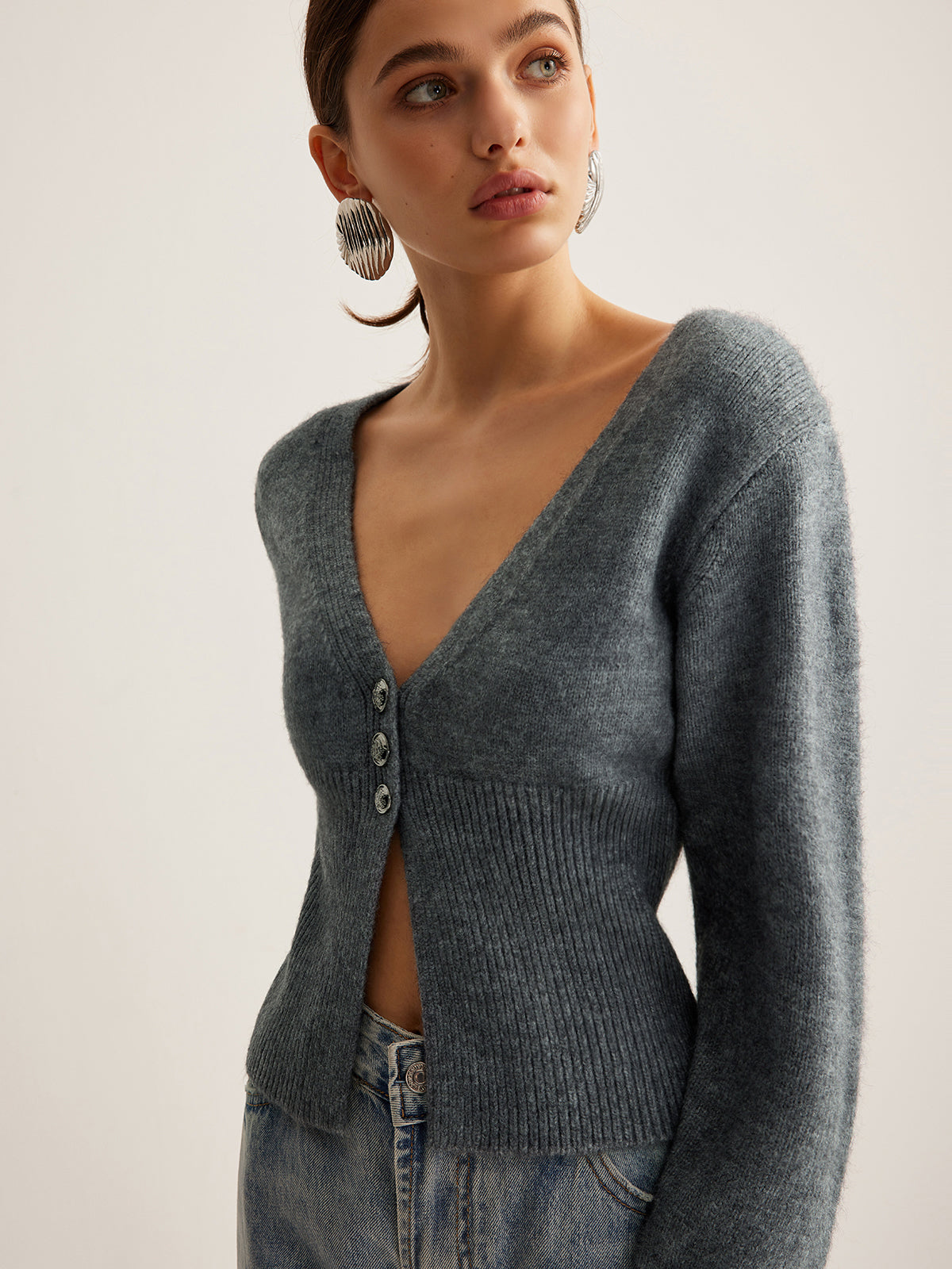 Clara | V-Ausschnitt Rippstrick Slim Cardigan