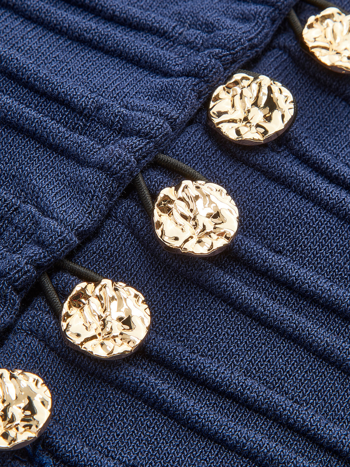 Clara | Schickes Stricktop mit Knopfmuster