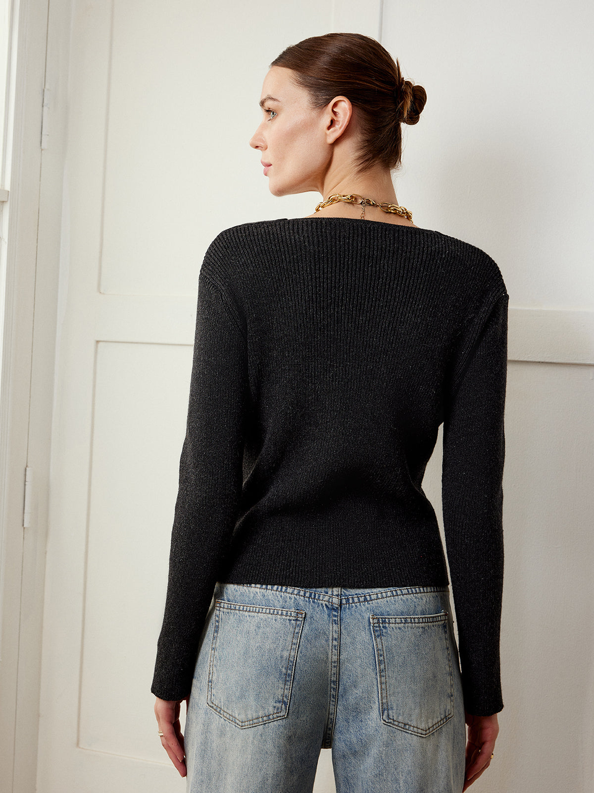 Felix | Asymmetrisches Knopfloch-Strickoberteil mit Ausschnitt
