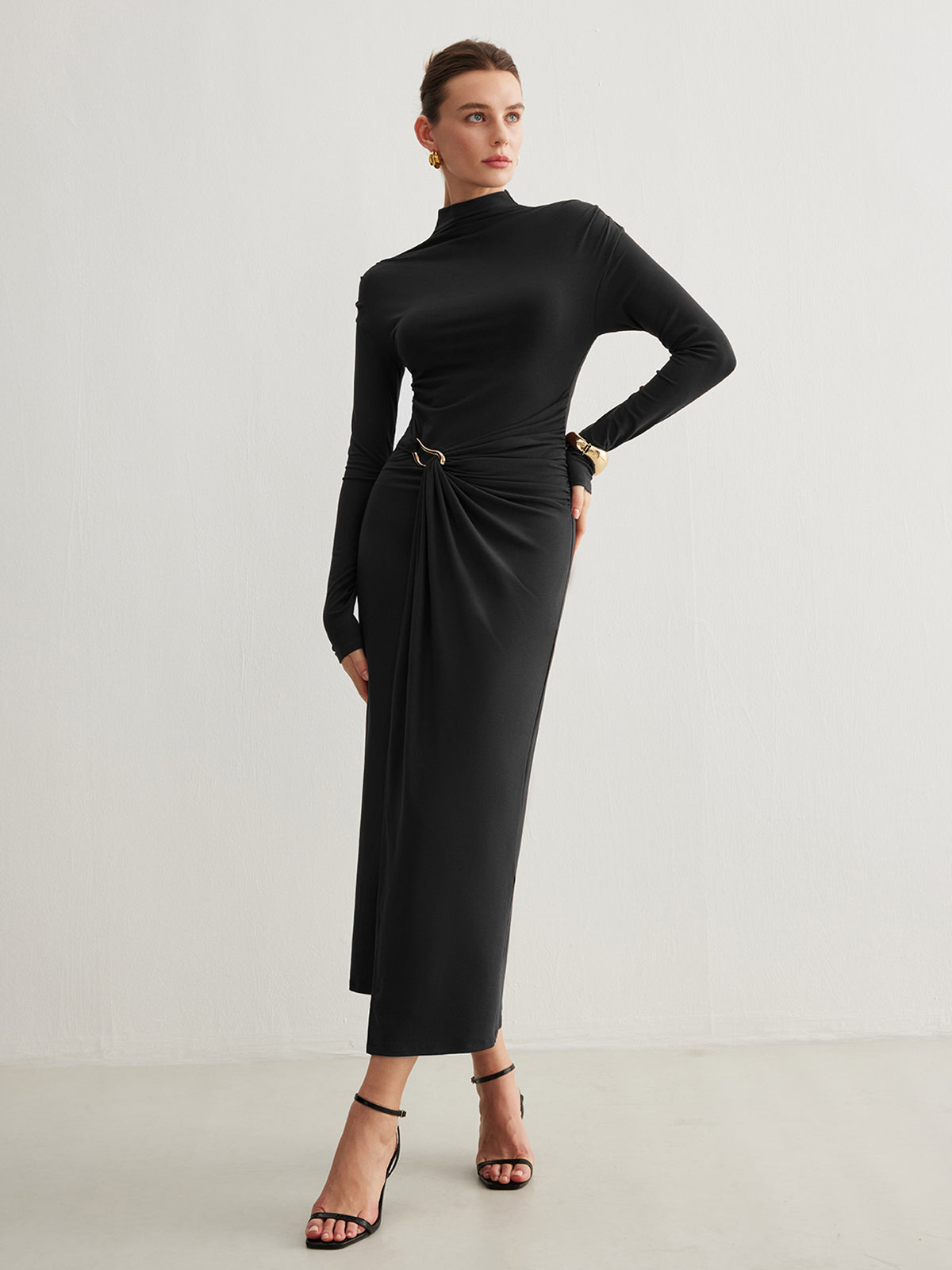 Clara | Unregelmäßiges Metallring-Faltenkleid