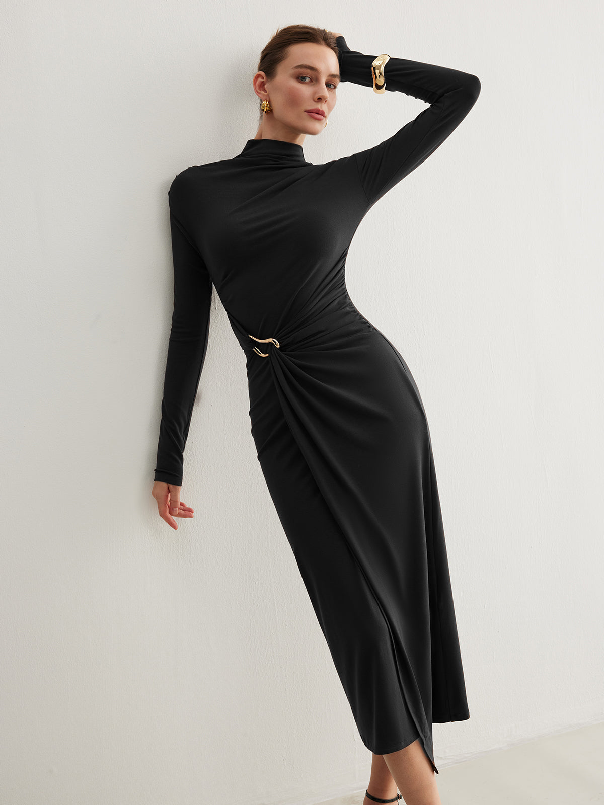 Clara | Unregelmäßiges Metallring-Faltenkleid