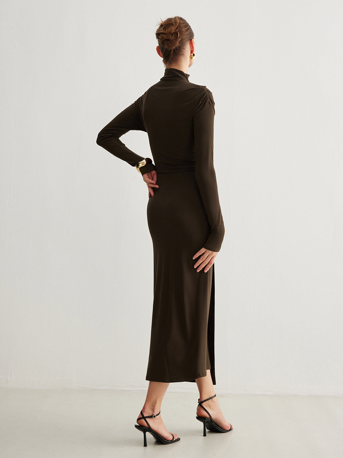 Clara | Unregelmäßiges Metallring-Faltenkleid