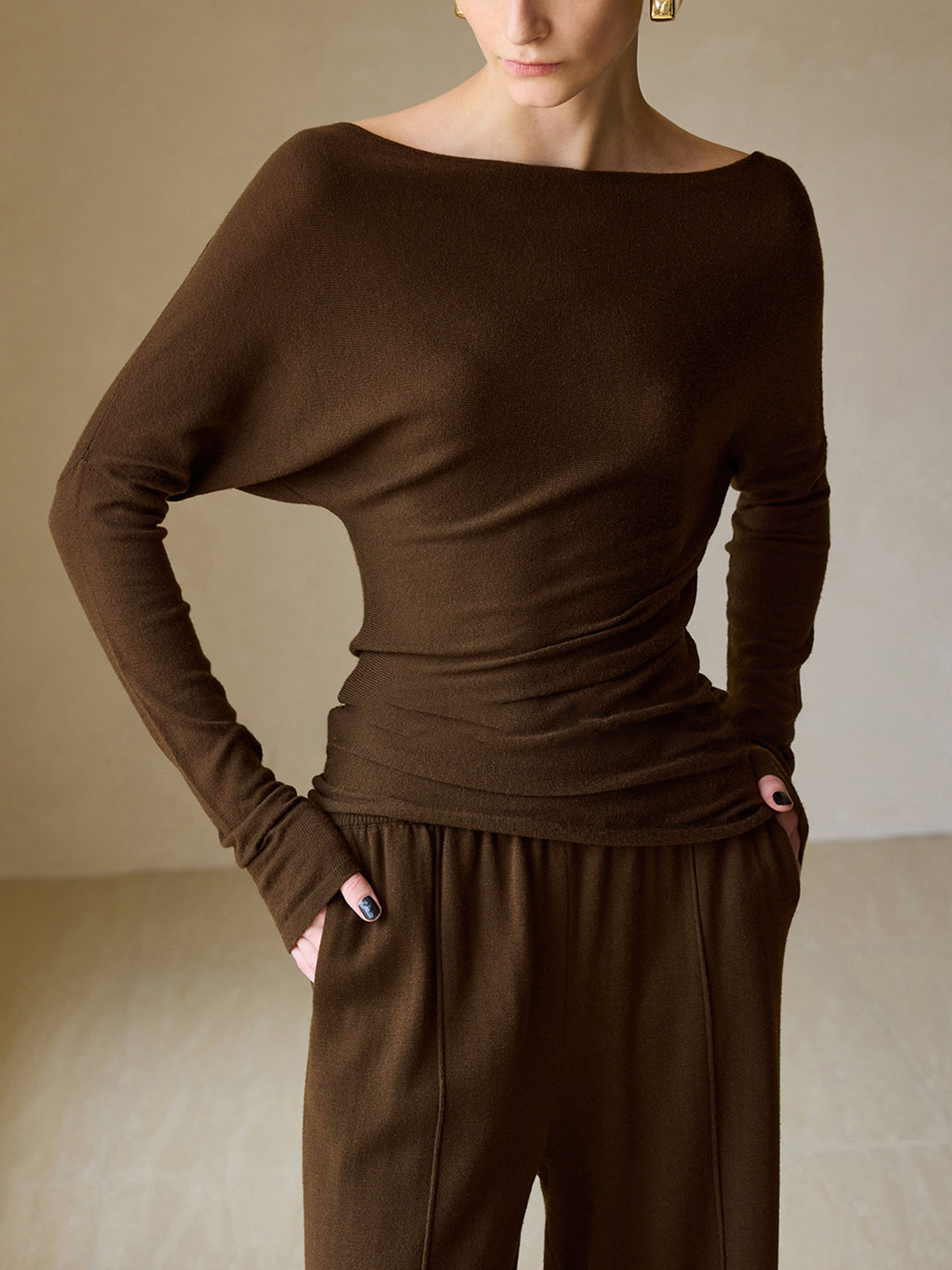 Mia | Eleganter, schmaler Pullover mit asymmetrischem Ausschnitt