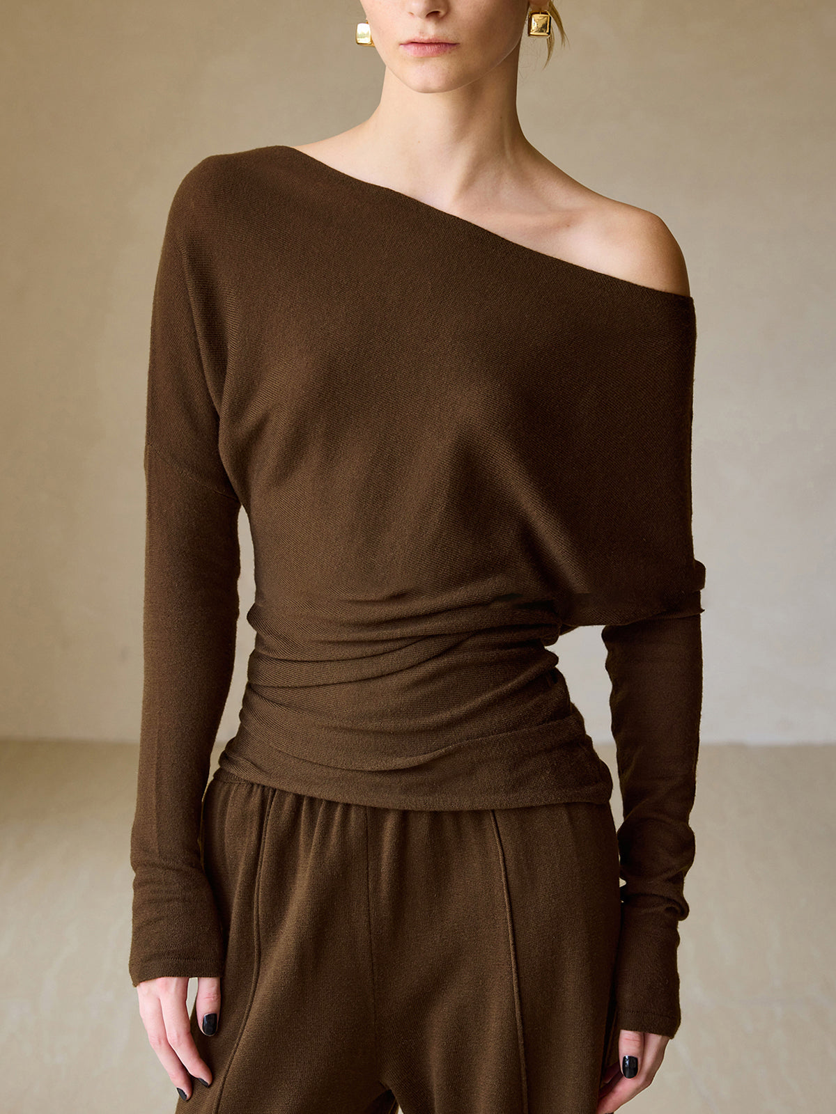 Mia | Eleganter, schmaler Pullover mit asymmetrischem Ausschnitt