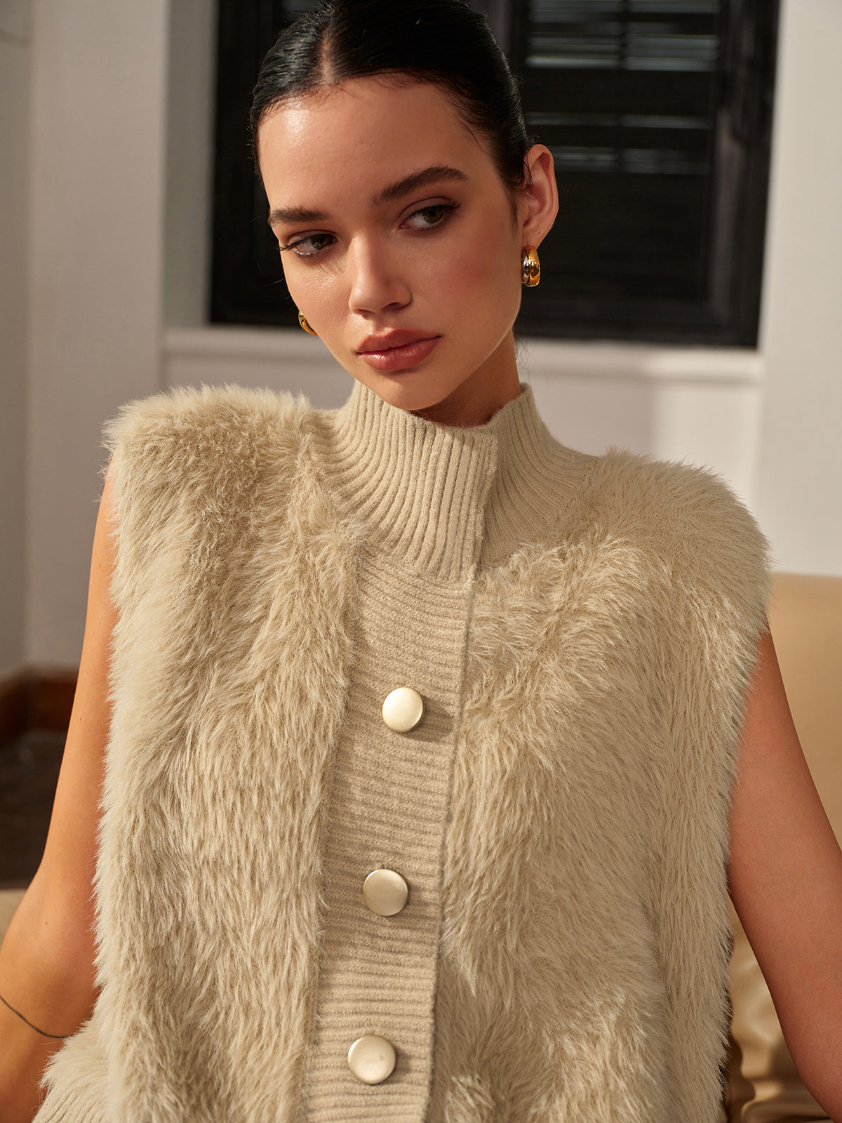 Max | Knopfdetails Flauschweste