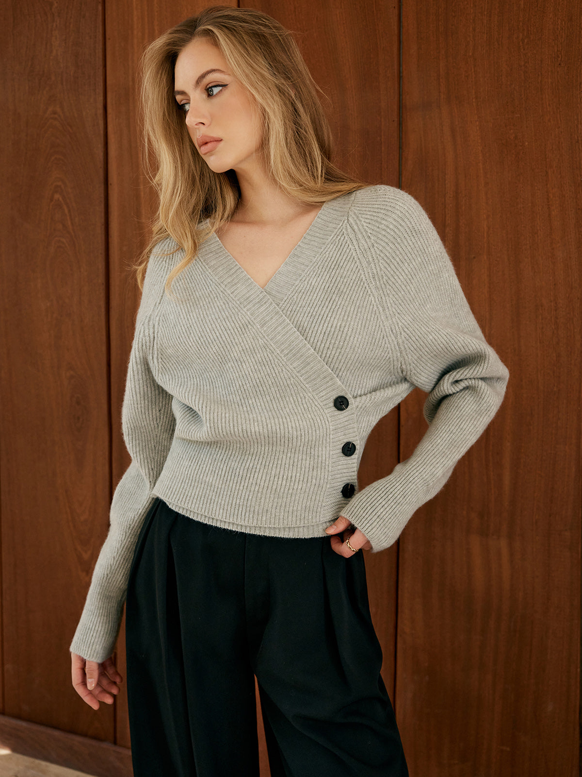 Florian | Stilvoller Pullover mit Wickelknöpfen