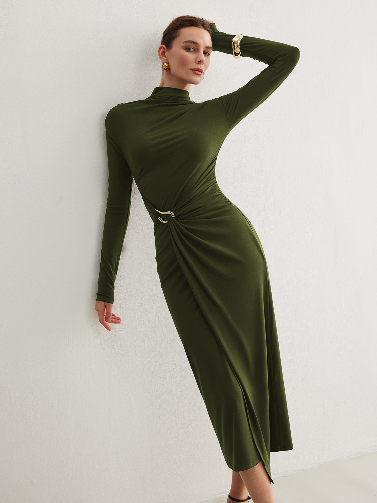 Clara | Unregelmäßiges Metallring-Faltenkleid