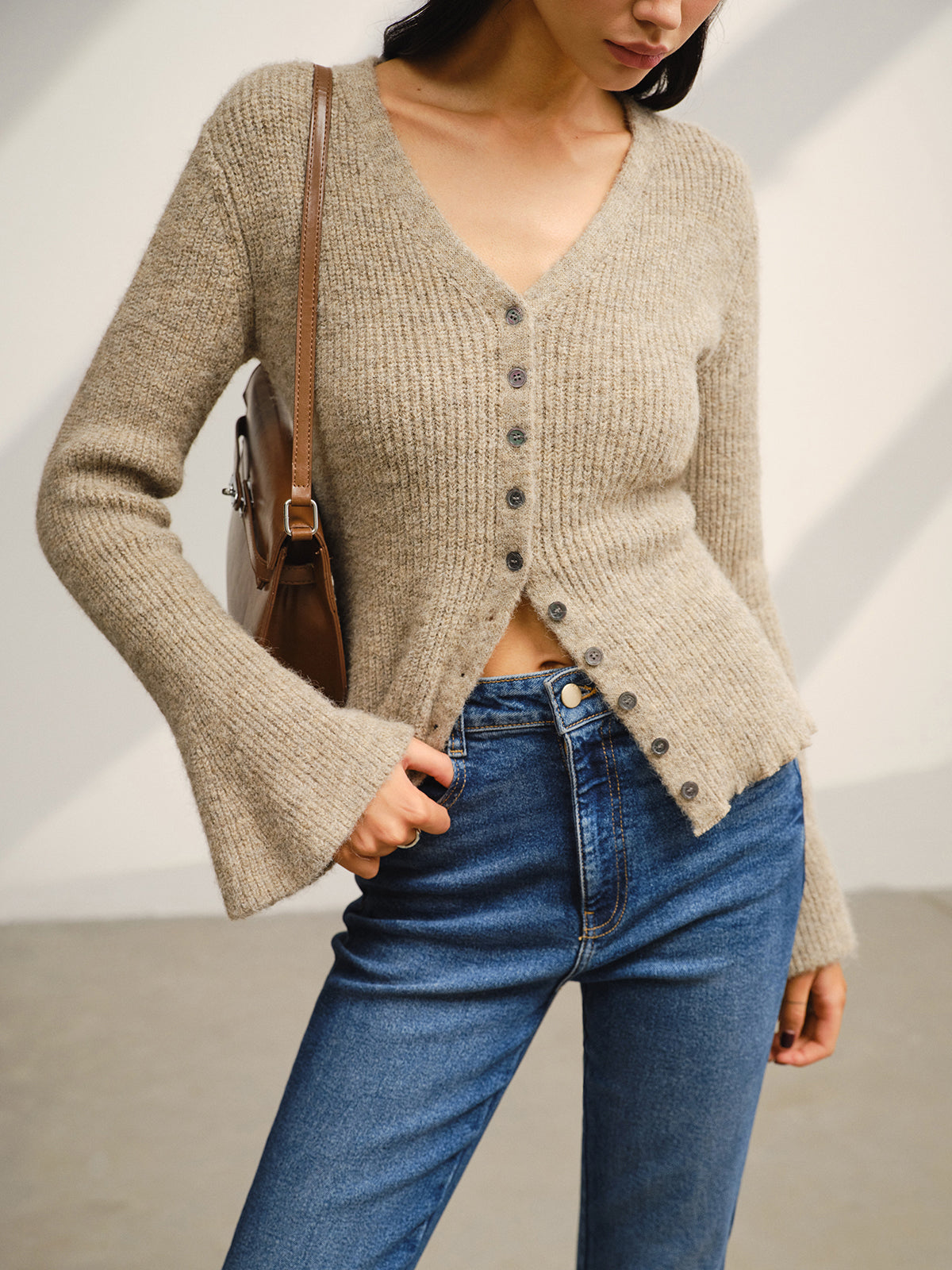 Eleganter Komfort | V-Ausschnitt Cardigan mit Glockenärmeln und Knöpfen