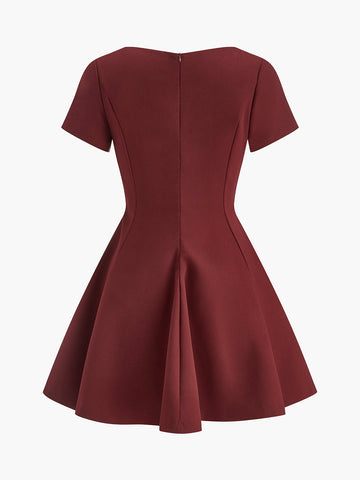 Klara | Plissiertes Kurzarmkleid mit Paspelierung