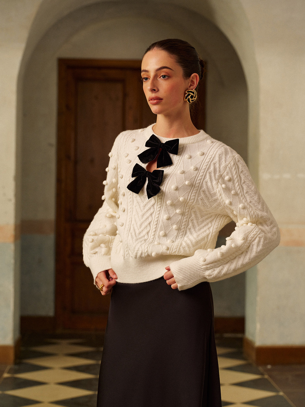 Clara | Eleganter Strickpullover mit Schleifenfront und Balldekoration