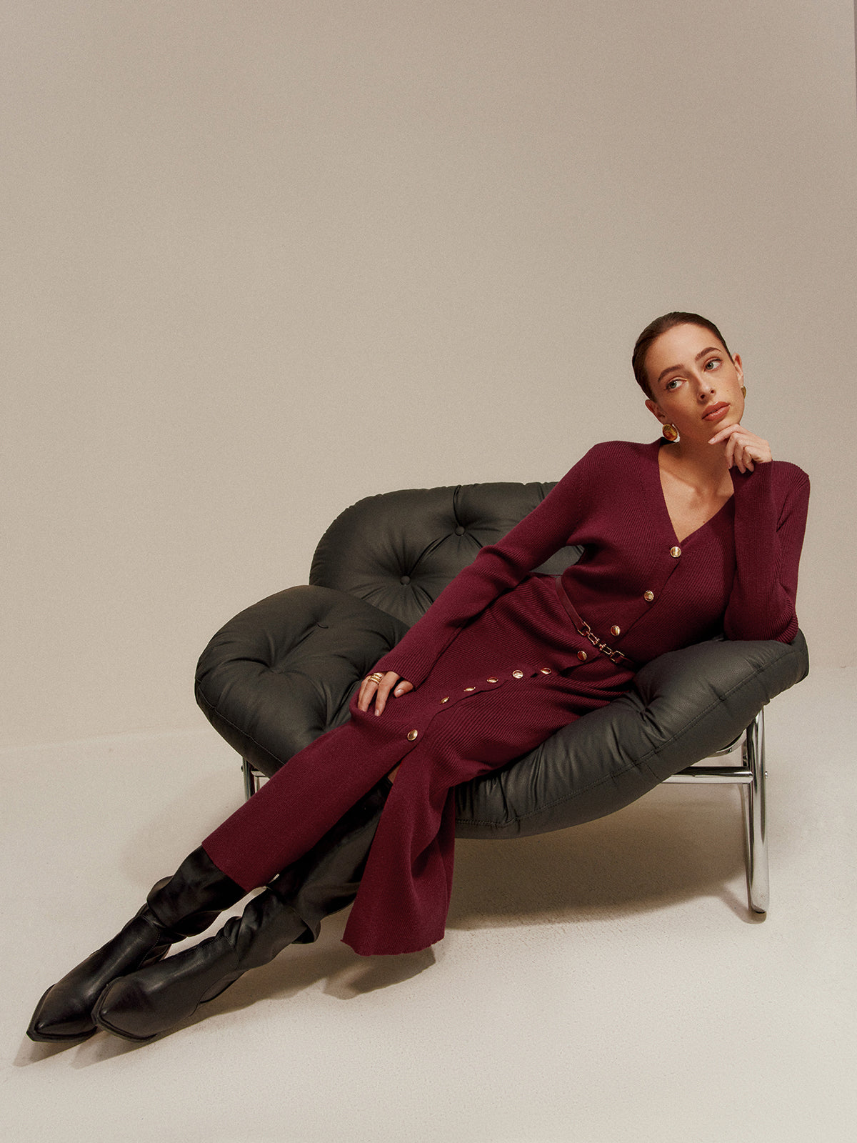 Eleganz | Tailliertes Langarmkleid mit V-Ausschnitt und Gürtel