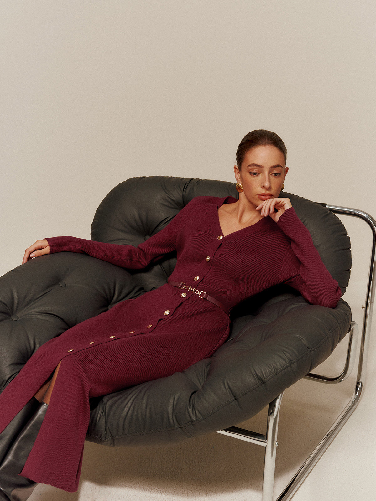 Eleganz | Tailliertes Langarmkleid mit V-Ausschnitt und Gürtel