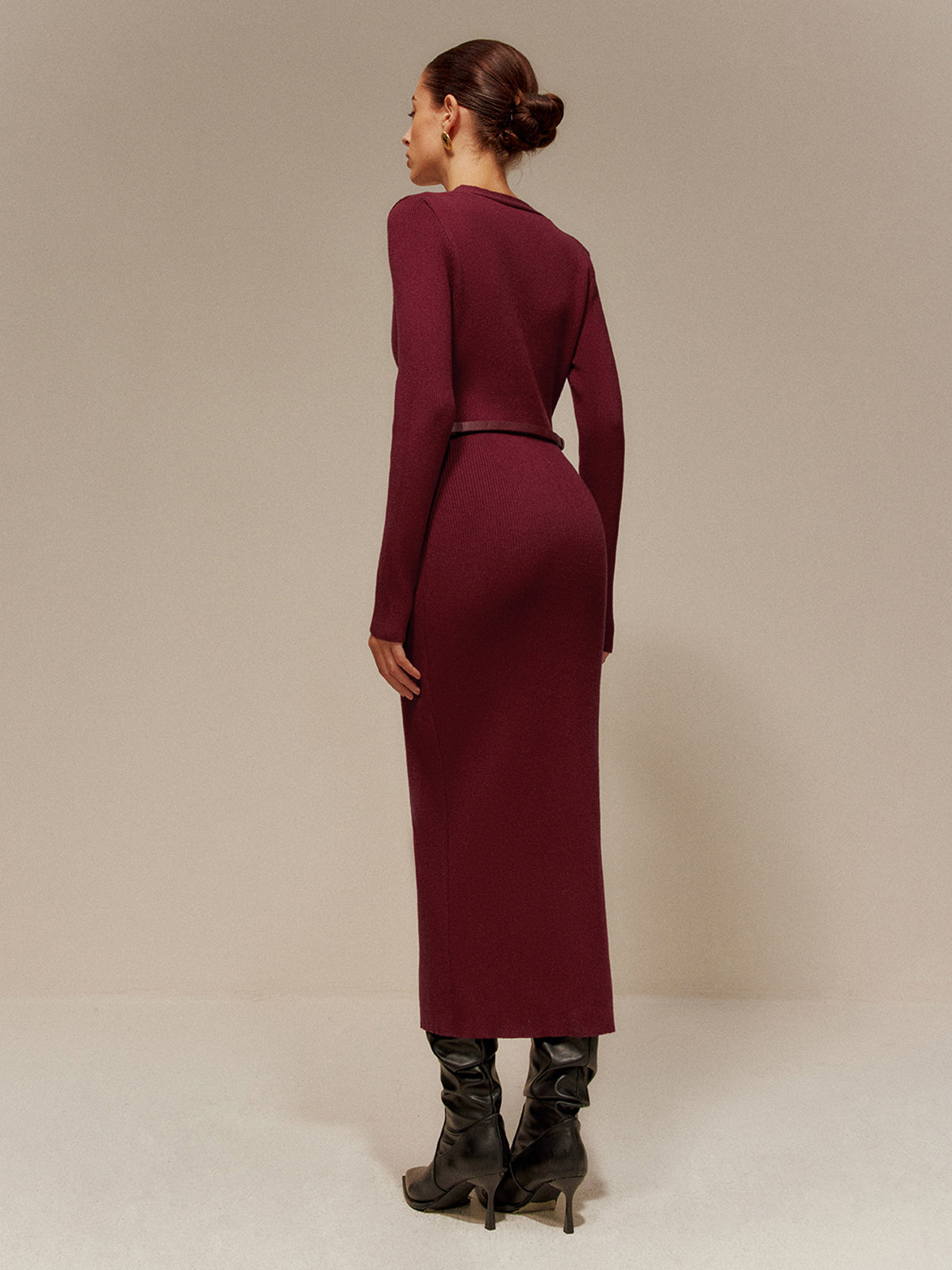 Eleganz | Tailliertes Langarmkleid mit V-Ausschnitt und Gürtel