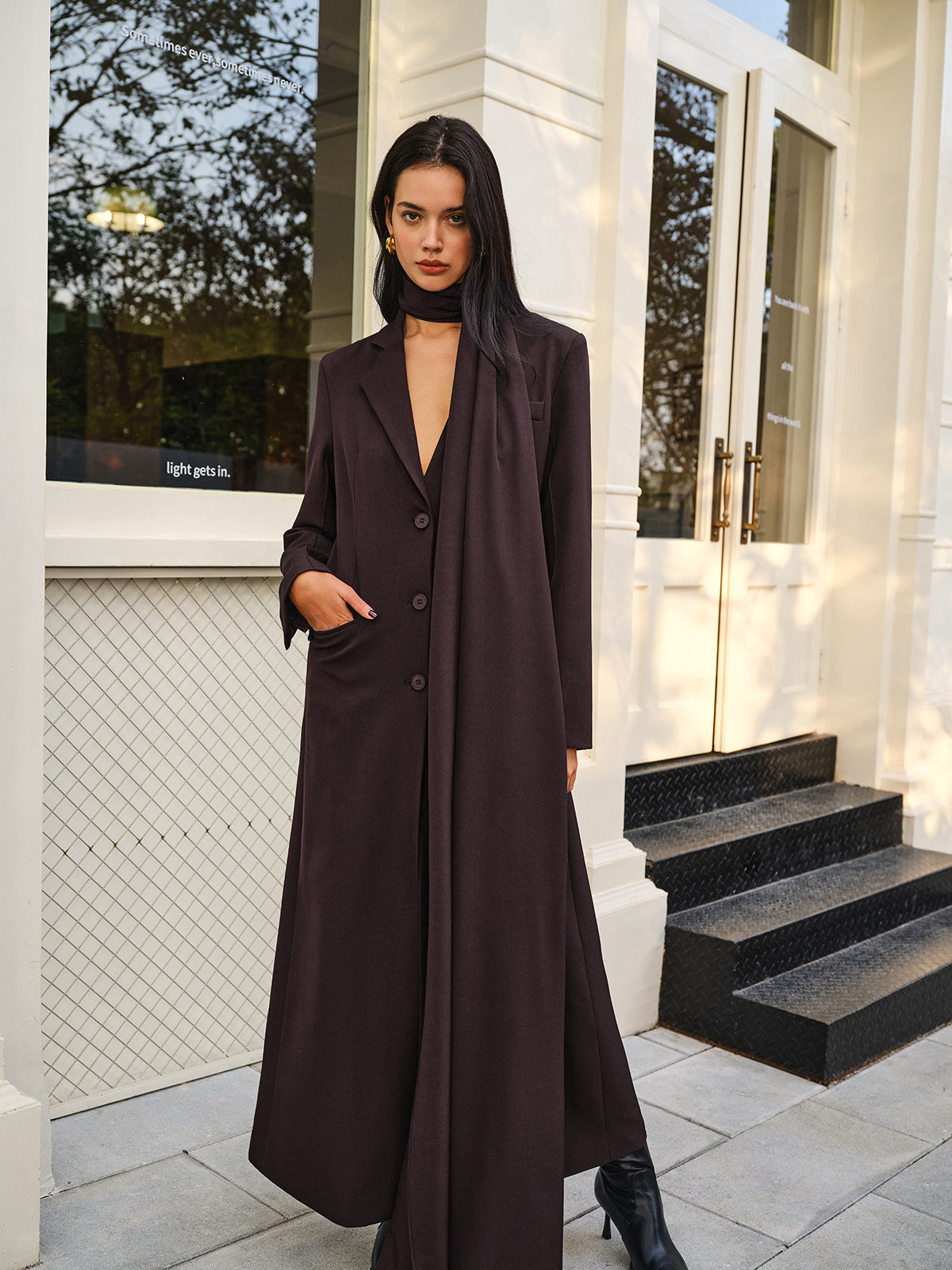 Eleganz | V-Ausschnitt Trench Coat mit Schal