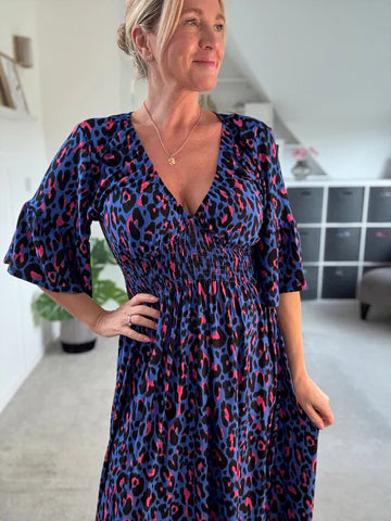 Becca | Kleid mit Falten und Leopardenmuster