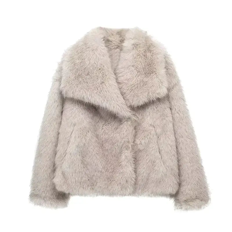 Amelia | Deine Fluffy Glam Jacke für kalte Tage