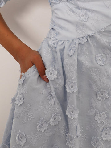 Kade | Sonntagskleid mit Applikationsstickerei | Blaue Blumen