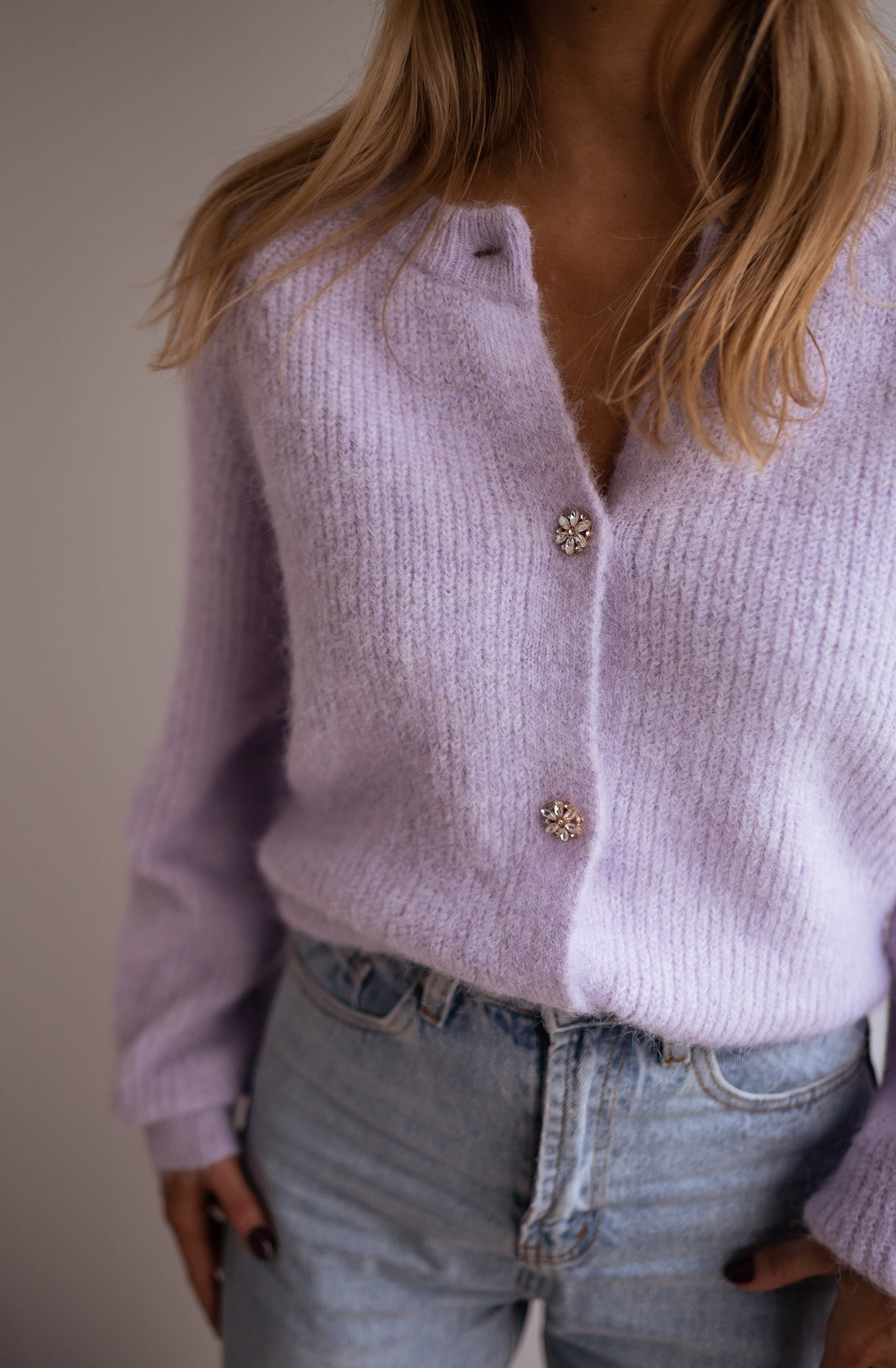 Isa | Gilet mit lilafarbenen Glitzerknöpfen