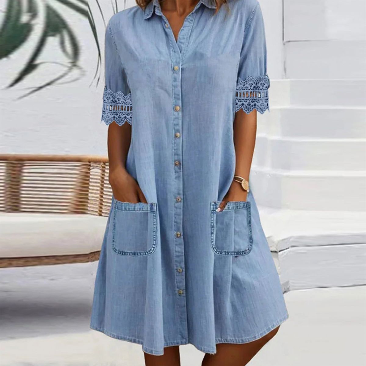 Penelope | Blaues, schlichtes Minikleid aus Denim mit Kragen und Spitzenbesatz