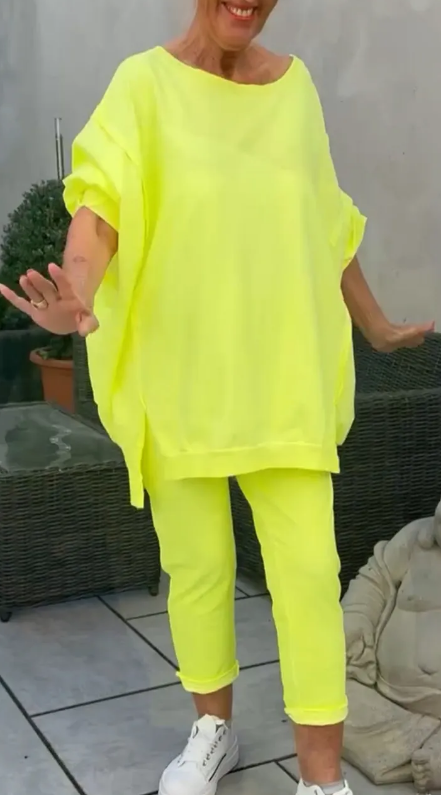 Haleigh | Rundhalsausschnitt mit Schlitz. Fluoreszierender Freizeitanzug für Damen