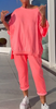 Haleigh | Rundhalsausschnitt mit Schlitz. Fluoreszierender Freizeitanzug für Damen
